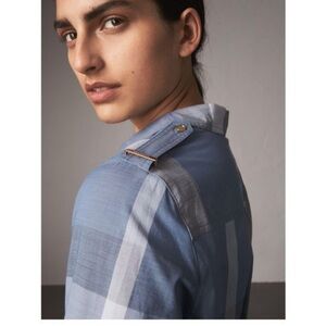 BURBERRY MID LENGTH BUTTON DOWN LIGHT BREEZY COTTON , LINEN & SILK DRESS SHIRT.